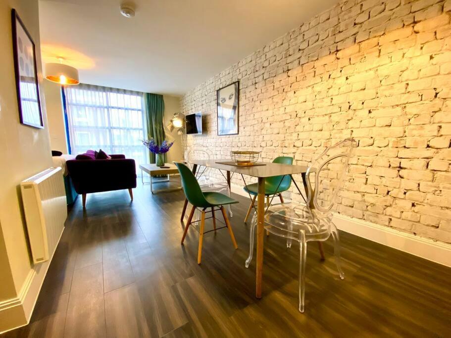 פול Stunning Apartment Suite - Free Parking & Wifi! מראה חיצוני תמונה