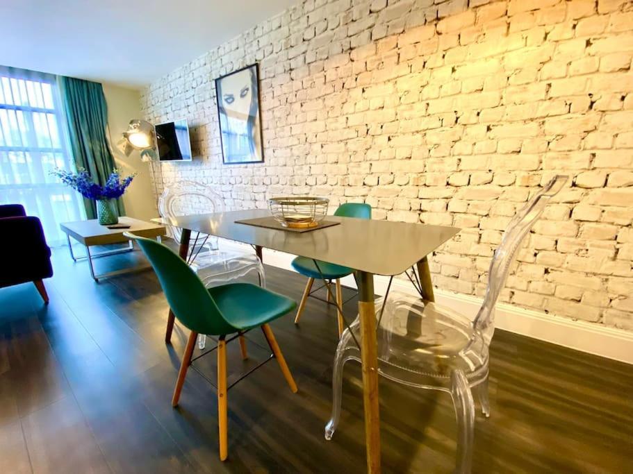 פול Stunning Apartment Suite - Free Parking & Wifi! מראה חיצוני תמונה